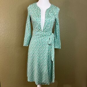 Diane Von Furstenburg Size 4 Bell Sleeve Plunge Neck Midi Dress Green Retro Silk